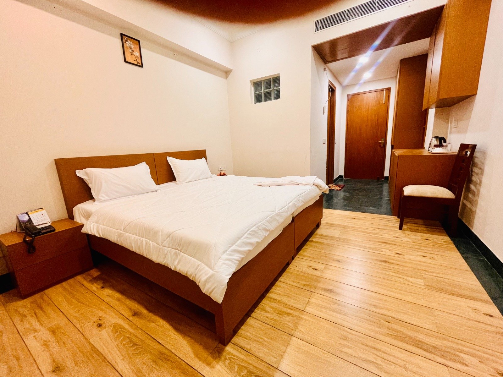 Executive Room — workspace area
